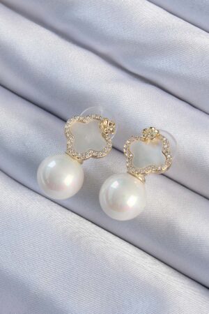 Pirinç Altın Renk Zirkon Taşlı Minimal Çiçek Tasarımlı Kadın Küpe - Lisinya